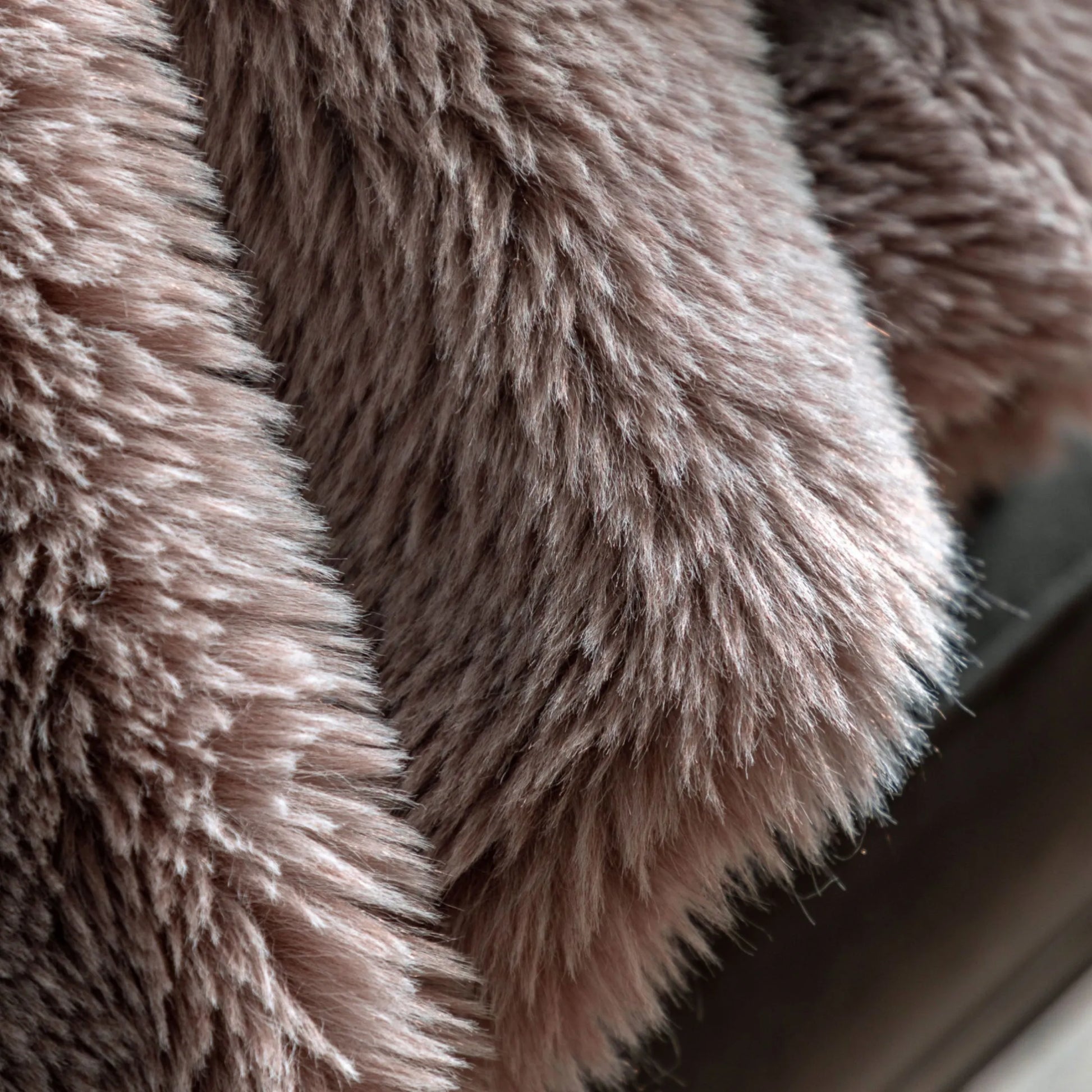 Luxurious Mauve Faux Fur Throw 1