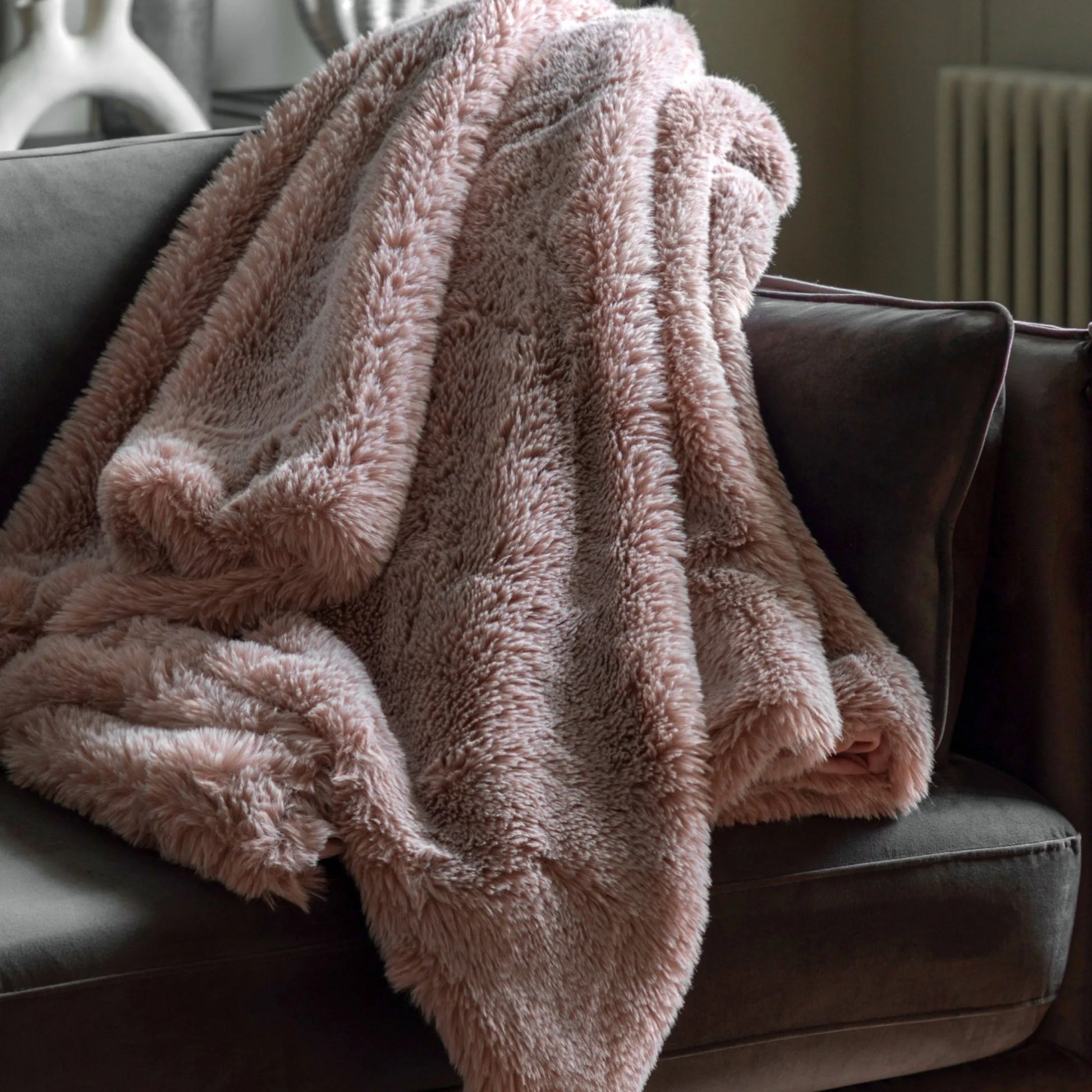 Luxurious Mauve Faux Fur Throw