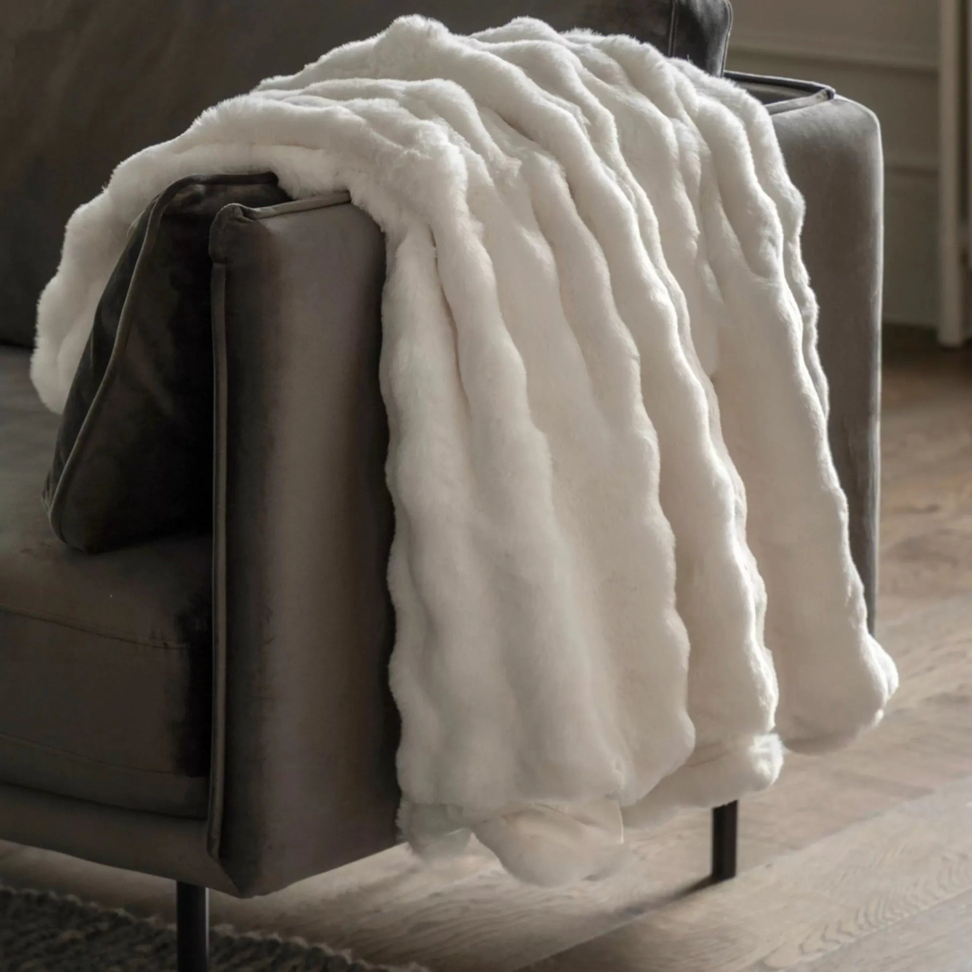 Super Soft Cream Faux Fur Throw 1