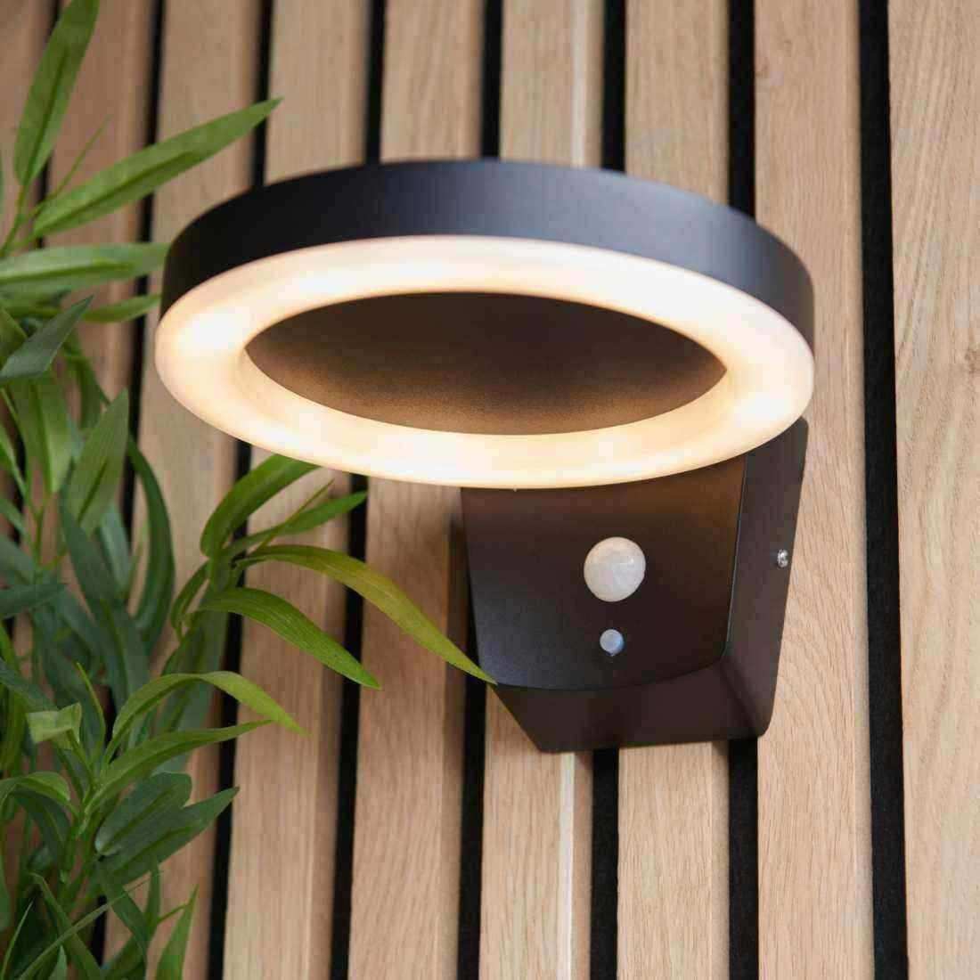 Contemporary Hoop Solar-Powered Exterior wall light - The Farthing