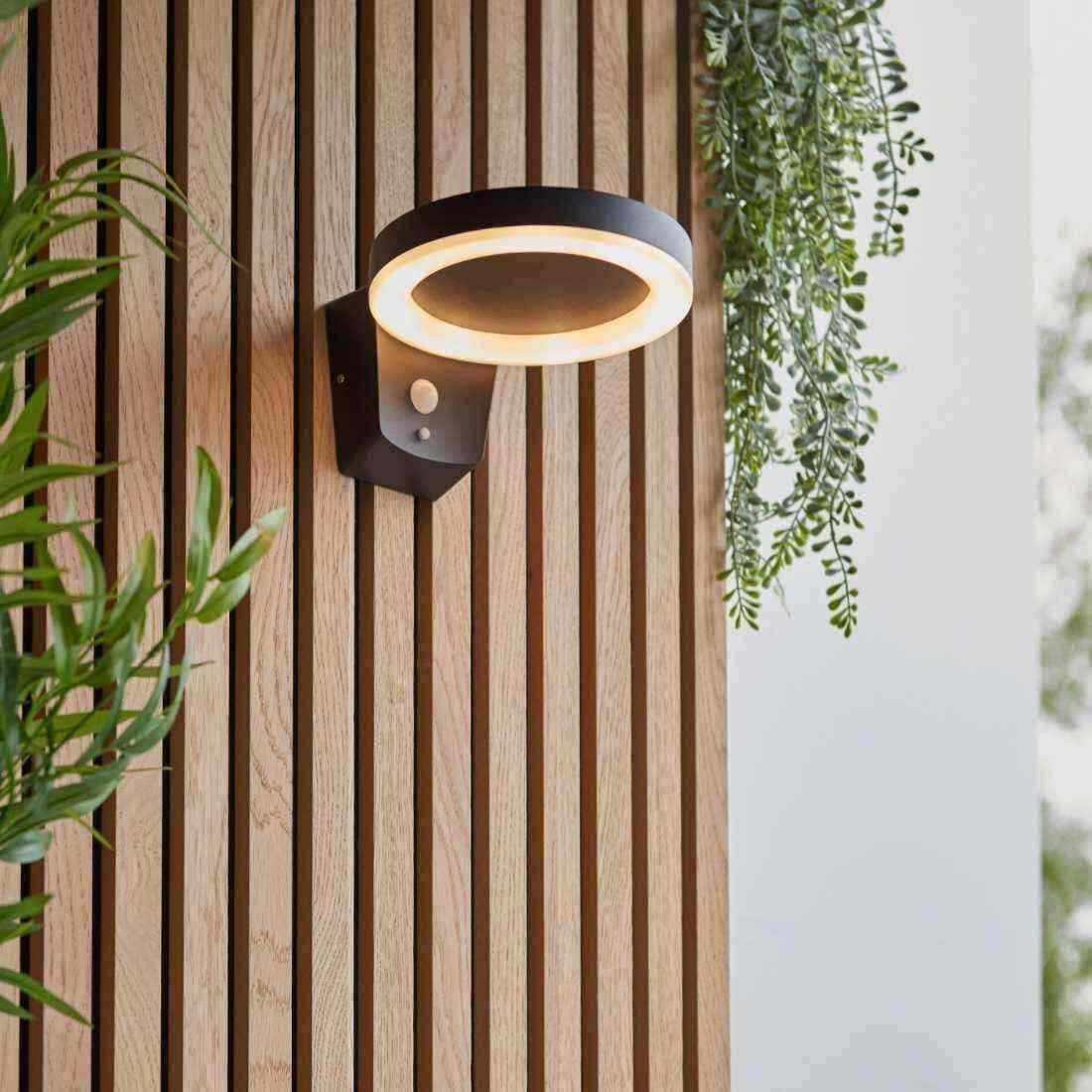 Contemporary Hoop Solar-Powered Exterior wall light - The Farthing